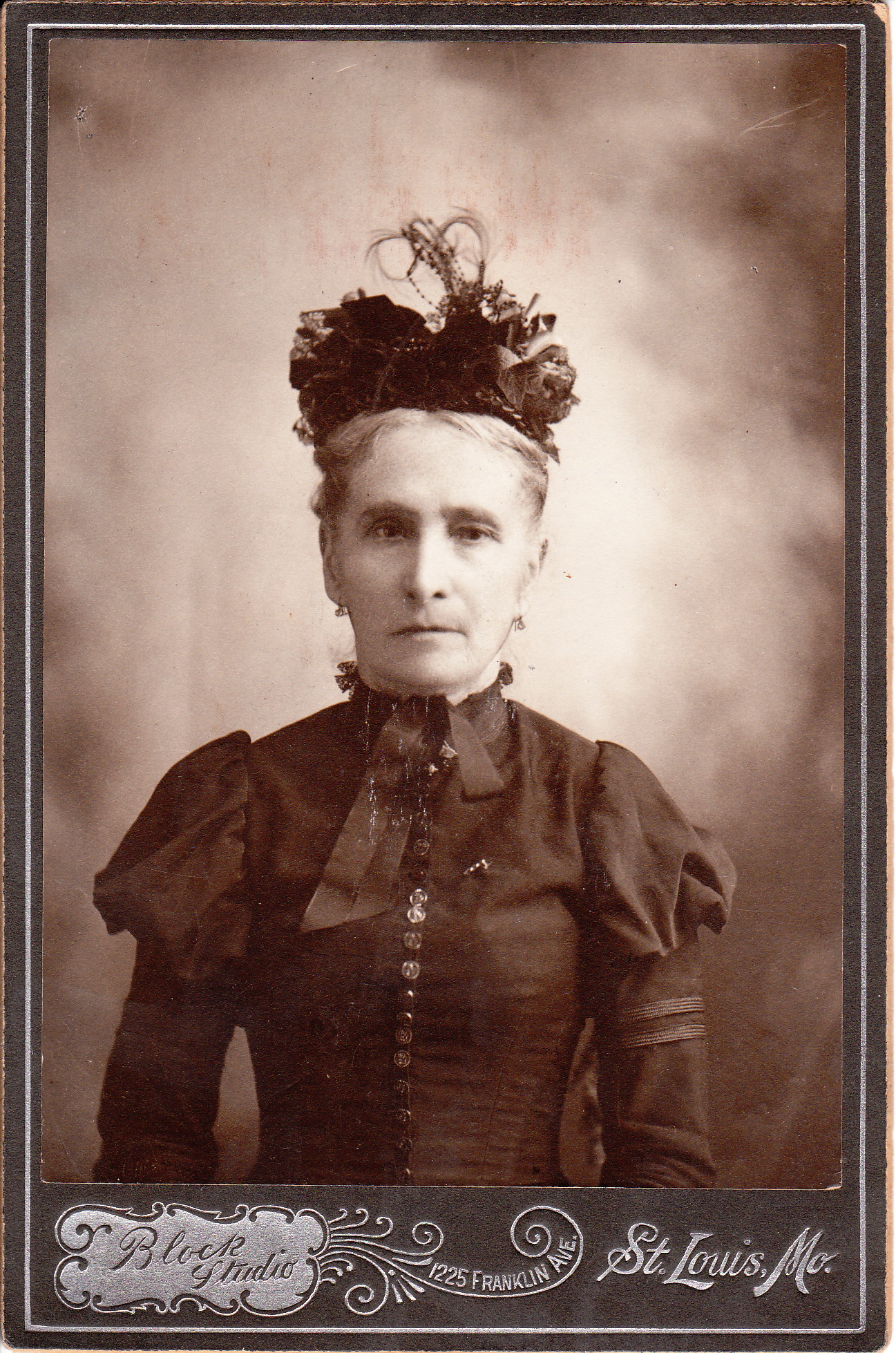 OLDER WOMAN MAKES FASHION STATEMENT IN ST. LOUIS, MISSOURI | THE CABINET CARD GALLERY